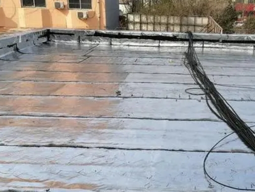 天柱卫生间漏水维修公司分享下天柱屋面楼顶防水刚性防水层施工要点。